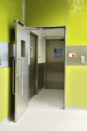 Operating room at Children's memorial health institute Children, who were the weakest among the victims of the two world wars, received their own memorial. The result of this was the largest, best equipped and most modern paediatric centre in Poland, the Instytut Pomnik - Centrum Zdrowia Dziecka in Warsaw. The clinic is aptly named the Children's Memorial Health Institute (CMHI).