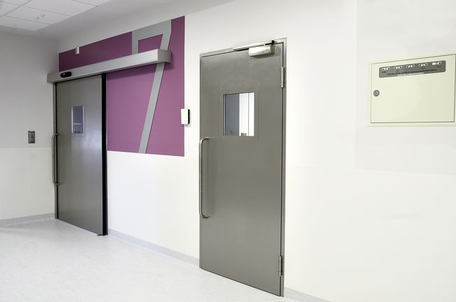 Manual door with TS 3000 V door closers and guide rails for leaf widths of up to 1100 millimetres. 