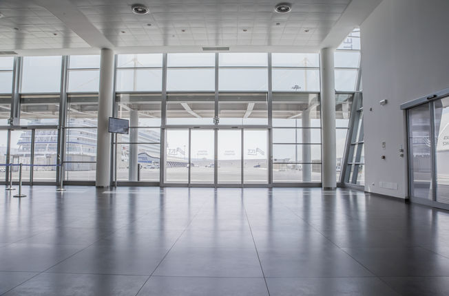  Ease of access for a stress-free check-in: The numerous entrances on the façade are equipped with ECdrive sliding door systems. Photo: Emanuele Sardi for GEZE GmbH