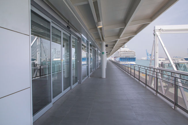  Accessible and safe passage to outer areas thanks to automatic sliding doors with ECdrive drives. Photo: Emanuele Sardi for GEZE GmbH