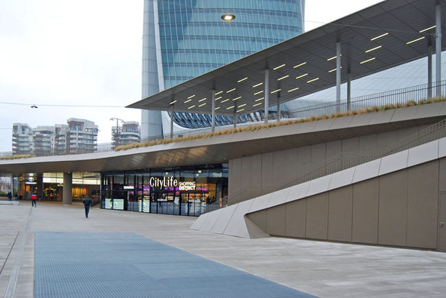 Impressive architecture throughout the shopping district. Photo: GEZE GmbH