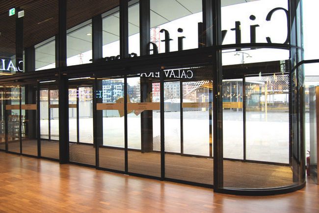 Det barriärfria entréområdet välkomnar besökarna med dörrar som öppnas automatiskt. Foto: GEZE GmbH