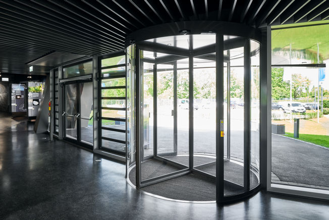 TSA 325 NT RC 2 + TSA 160 NT IS/TS Entrance area with fully automatic revolving door TSA 325 NT RC 2 and automatic swing door drive TSA 160 NT IS/TS.