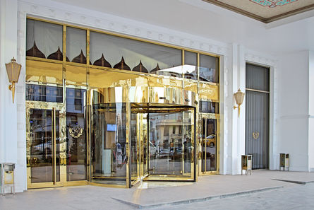 TSA 355 Automatic revolving doors offer a high degree of access convenience with high access frequency. Perfectly designed and in an elegant look, they create the first impression in your building's foyer. With a variety of different modes of operation and settings, they can be used by everybody.