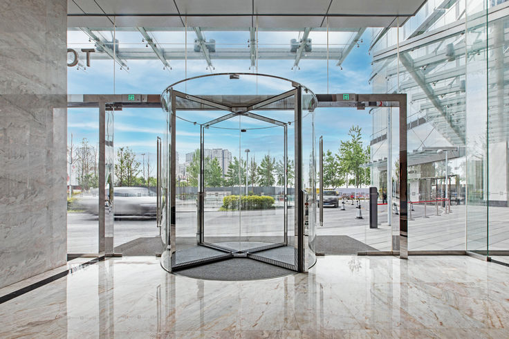 GEZE Revo.PRIME GG with GC 308 The elegant Revo.PRIME revolving door in the all-glass variant creates a spectacular look.