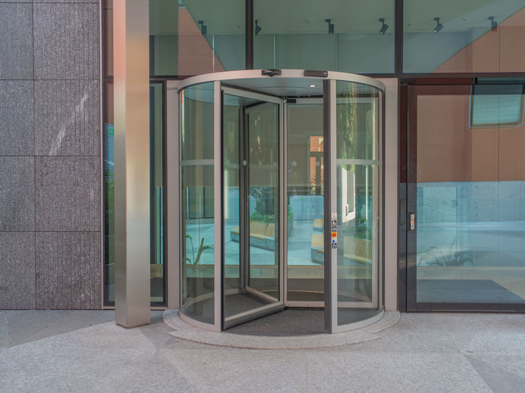 GEZE ITA - HQ Deloitte - external front view of the single Revo.PRIME Front exterior view of the Revo.Prime revolving door, highlighting sleek design and advanced functionality, reflecting innovation and contemporary architecture