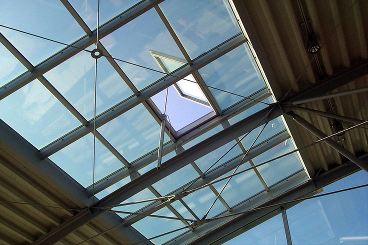 E 250 in the Petzold car dealership E 250 electric opening system on an open window in the Petzold car dealership.