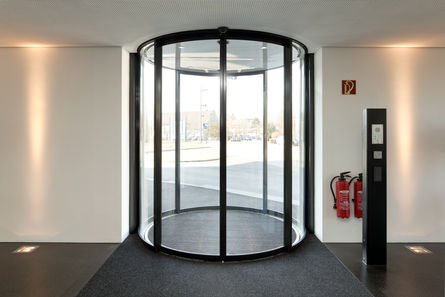 Slimdrive SCR RC2 The glass façades meet the highest design requirements for prestigious building entrances with lots of natural light. Certified burglar resistance according to resistance class RC 2. The interior and exterior doors meet the highest safety demands and have an escape route function with redundant drive design.