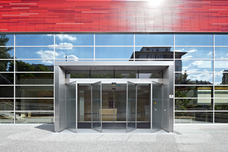 Slimdrive SL-BO, Auditorio Clínica Rechts del Isar, Múnich Sistema de puerta corredera automática para vías de evacuación y emergencia con función Break-Out