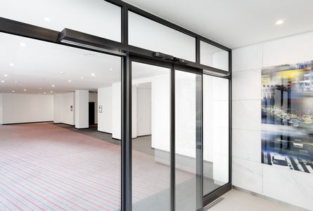 Utilisation de l’automatisme de portes coulissantes Slimdrive SL-RD à l’hôtel Andels, Berlin Système de porte coulissante linéaire automatique pour les portes étanches à la fumée