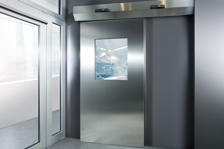 Sistema de porta de correr Powerdrive PL-HT, aqui num hospital Sistema de porta de correr linear automático para portas pesadas e de grandes dimensões em zonas com requisitos de higiene elevados.