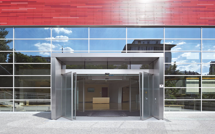 Slimdrive SL-BO Systèmes de porte coulissante à un et deux vantaux dans les issue de secours. Les portes intérieures et extérieures avec les exigences de sécurité les plus élevées. Des façades avec des constructions à montants/traverses étroites. La fonction BO permet de faire pivoter les vantaux et les parties fixes dans le sens de fuite. Verrouillages électromagnétiques intégrés pour le mode de fonctionnement « mode nuit ». Détection autonome des défauts et compte-rendu. Entrées et sorties librement paramétrables pour différentes fonctions. Accumulateur intégré pour l’ouverture de secours pour les défauts de sécurité comme en cas de panne de courant par exemple.