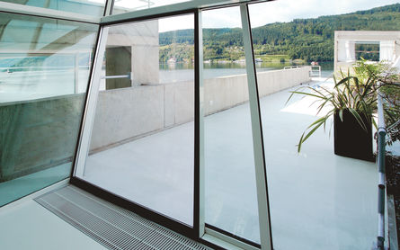 Slimdrive SL inclinado Double leaf sliding door systems. Use in inclined glass façades in post-rail constructions. Interior and exterior doors with high access frequency. Integrated infrared Independent error recognition and recording. Adjustment options for all door motion parameters Freely configurable inputs and outputs for different functions Integrated rechargeable battery for emergency opening in case of safety-related errors such as power failure.