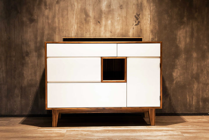 This sideboard is not only chic on the outside; it also offers an impressive technical highlight on the inside: an integrated soundbar, which is controlled intelligently via the GEZE Slimchain drive and Somfy app.