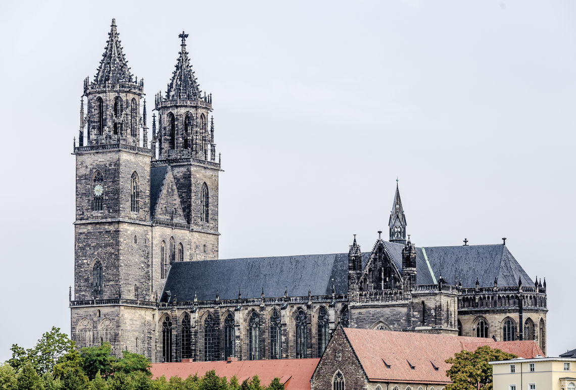 Moderne Brandschutzmaßnahmen trotz Denkmalschutz: GEZE stattet den Magdeburger Dom mit Feststellanlagen in Sonderausführung sowie mit kabellosen Funkerweiterungen und Funkrauchmeldern aus.  