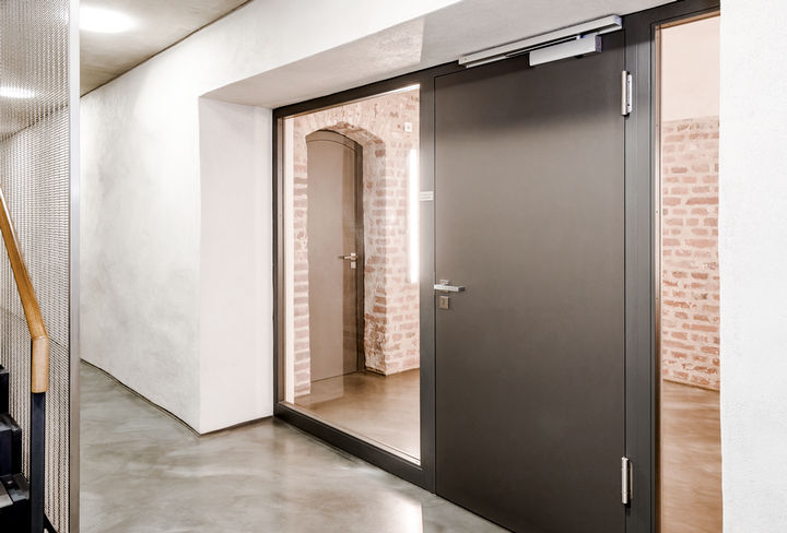 An important change in the Building Decree means that in new construction, all fire-resistant home entrance doors in an internal partition construction must be self-closing.