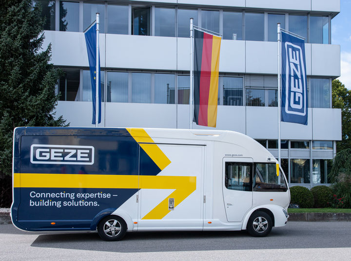 Nous vous souhaitons la bienvenue dans notre Showtruck GEZE. Découvrez les produits de GEZE dans le domaine des techniques de portes, techniques de fenêtres et techniques de sécurité. 