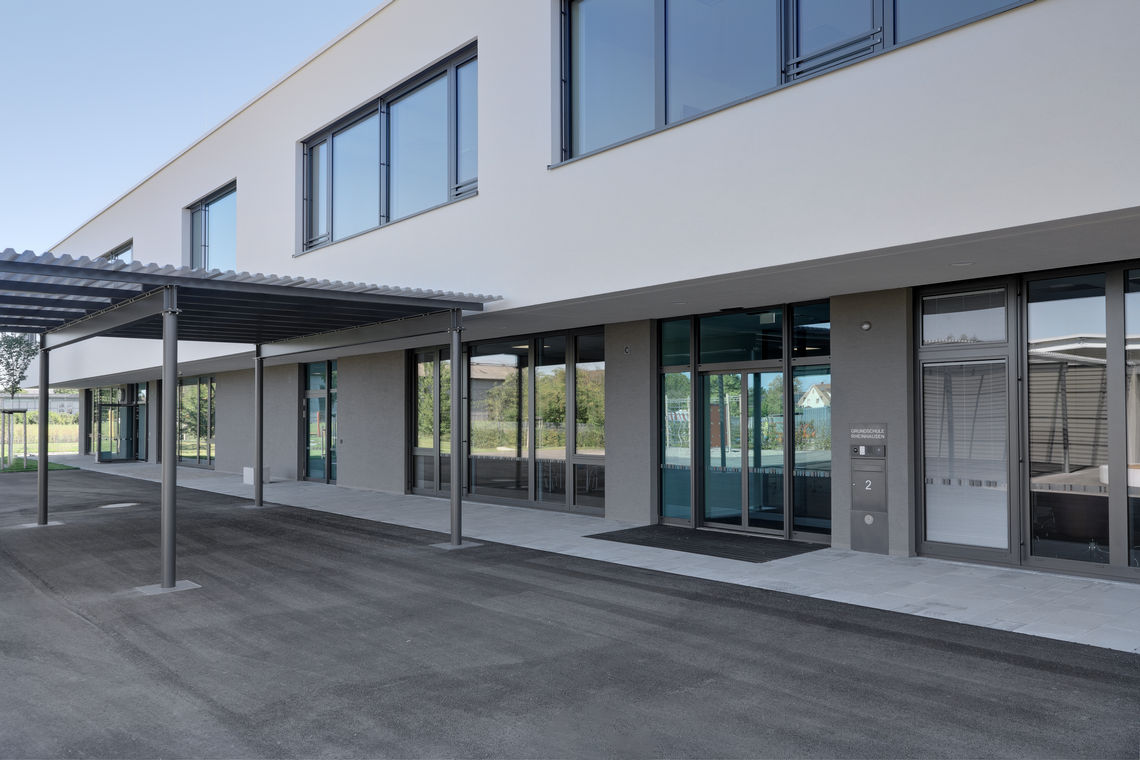 Porte coulissante linéaire automatique intégrée dans la technique pilote de bâtiments au Vector IT Campus à Stuttgart