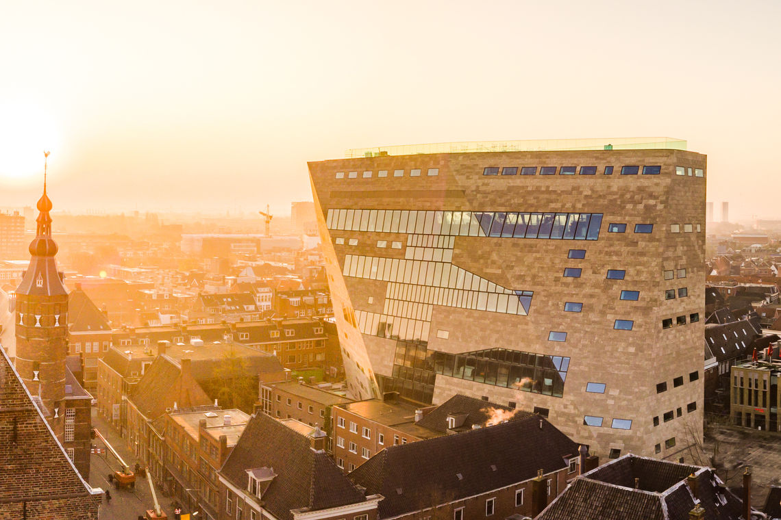 Med dens iøjnefaldende arkitektur har Forum Groningen sat sit præg på byens centrum. Men skrå facader kræver specielle dørsystemer. Vores Slimdrive-skydedørssystemer har suverænt mestret denne udfordring.