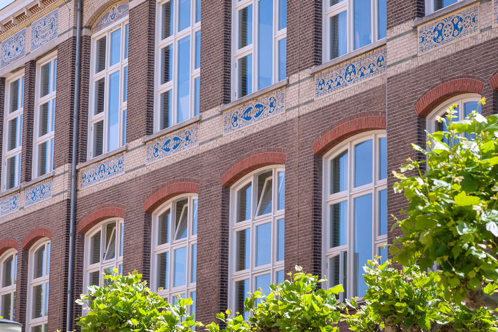 Geautomatiseerde ramen in het historische Praedinius basisschoolgebouw in Groningen.