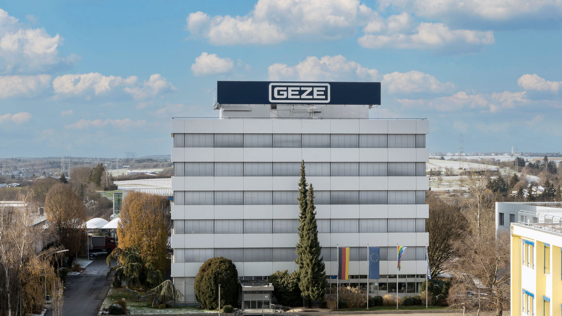 GEZE entwickelt sich weiter und trägt diese Transformation nach außen: Nach der Erneuerung unseres Corporate Designs glänzen nun auch die Gebäude am Standort Leonberg mit dem neuen GEZE-Logo.