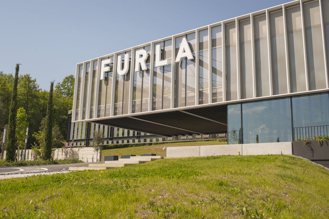Deursystemen van GEZE zorgen voor een hygiënisch, veilig en comfortabel entreegebied in het nieuwe hoofdkantoor van Furla in Italië.