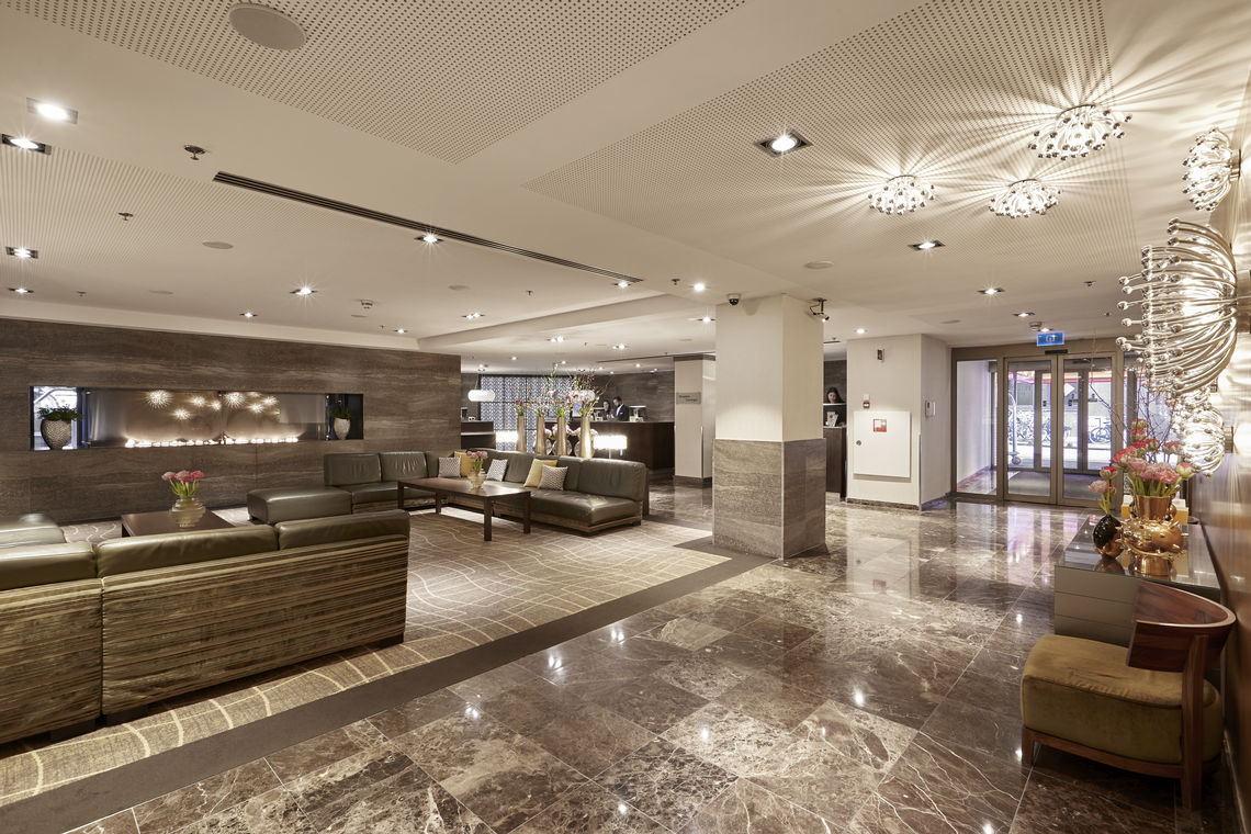 Widok wnętrza lobby w hotelu Marriott w Amsterdamie