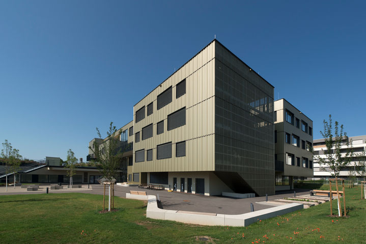 Außenansicht des Schulzentrums der Mittelschule Grundäckergasse in Wien