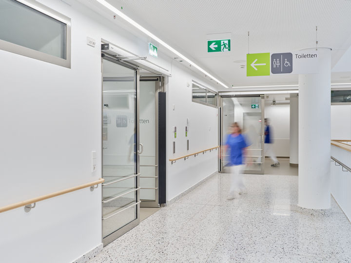 Krankenschwester läuft in einem Krankenhausflur
