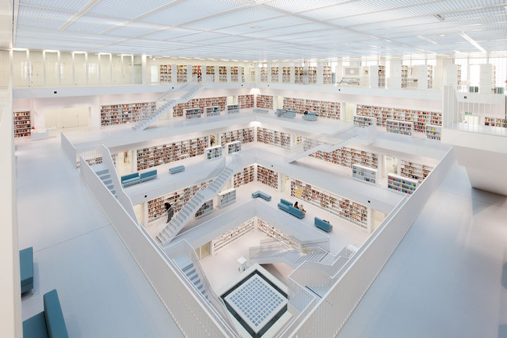 Eine helle, offene Raumstruktur und minimalistisches Design prägen die neue Stadtbibliothek Stuttgart.  GEZE hat mit maßgeschneiderter Türtechnik zum barrierefreien Gebäudekonzept beigetragen.