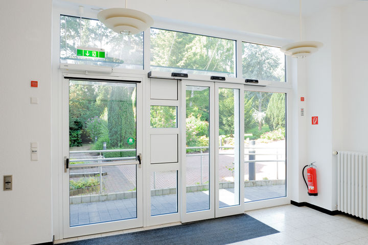 Emergency exit protection saves lives and protects buildings. There are high safety expectations. System solutions from GEZE ensure optimum locking, control and opening of emergency exits.