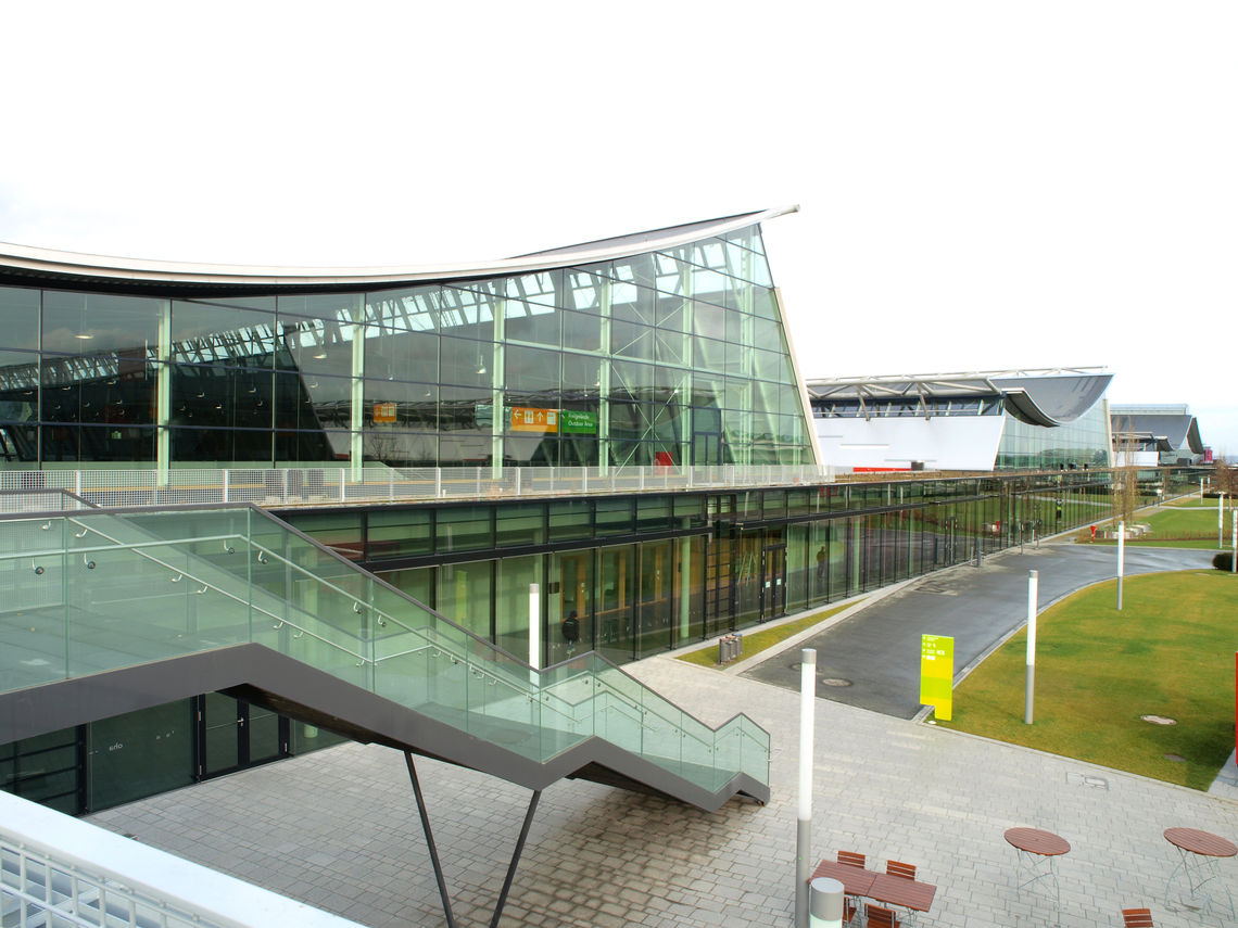 Vedere exterioară a noului târg din Stuttgart.