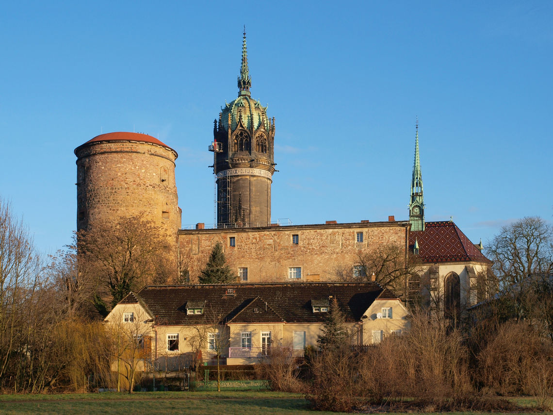 Buitenaanzicht van de paleiskerk van Allerheiligen in Wittenberg met toren.