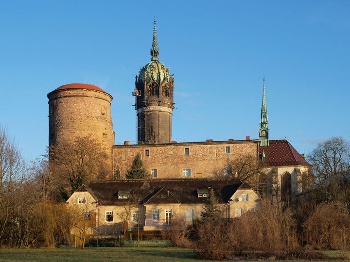 Buitenaanzicht van de paleiskerk van Allerheiligen in Wittenberg met toren.