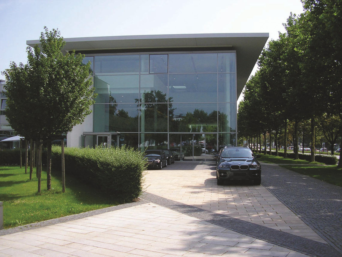 Facciata in vetro del concessionario BMW di Monaco di Baviera, veduta esterna. Immagine: GEZE GmbH