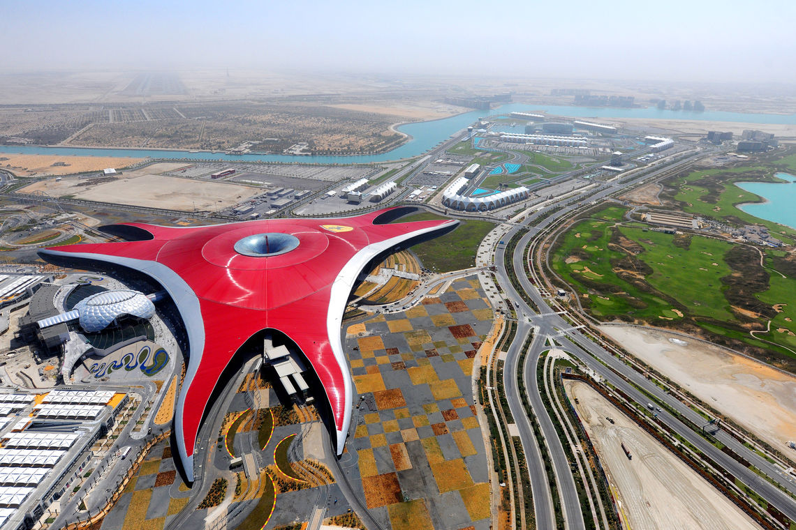 Vista aérea do Ferrari World em Abu Dhabi.