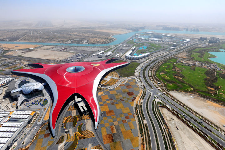 Ferrari World Abu Dhabi'nin havadan görünümü.