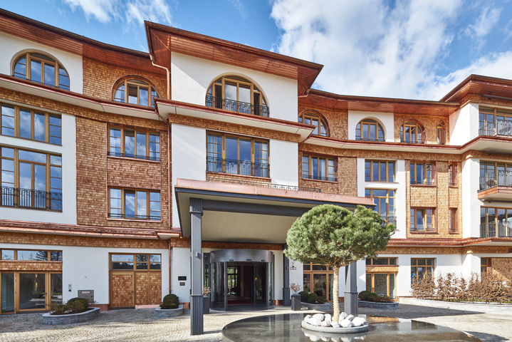 Elegant semicircular glass sliding doors set the hotel entrance area apart; Slimdrive SCR drives move the door leaves and welcome hotel guests almost silently.