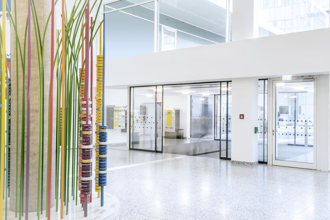 Tillgänglighet och användarkomfort har prioritet vid Stuttgarts cityklinik. GEZE har installerat dörrsystem och brandskyddslösningar enligt modern inredningsdesign.