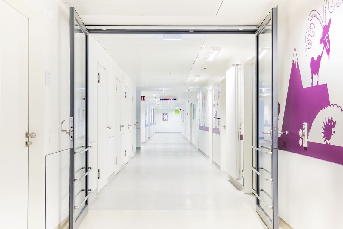 They should remain open in normal situations, but reliably close in the event of a fire alarm - hold-open systems make fire protection doors accessible. They prevent the spread of fire and smoke in emergencies.