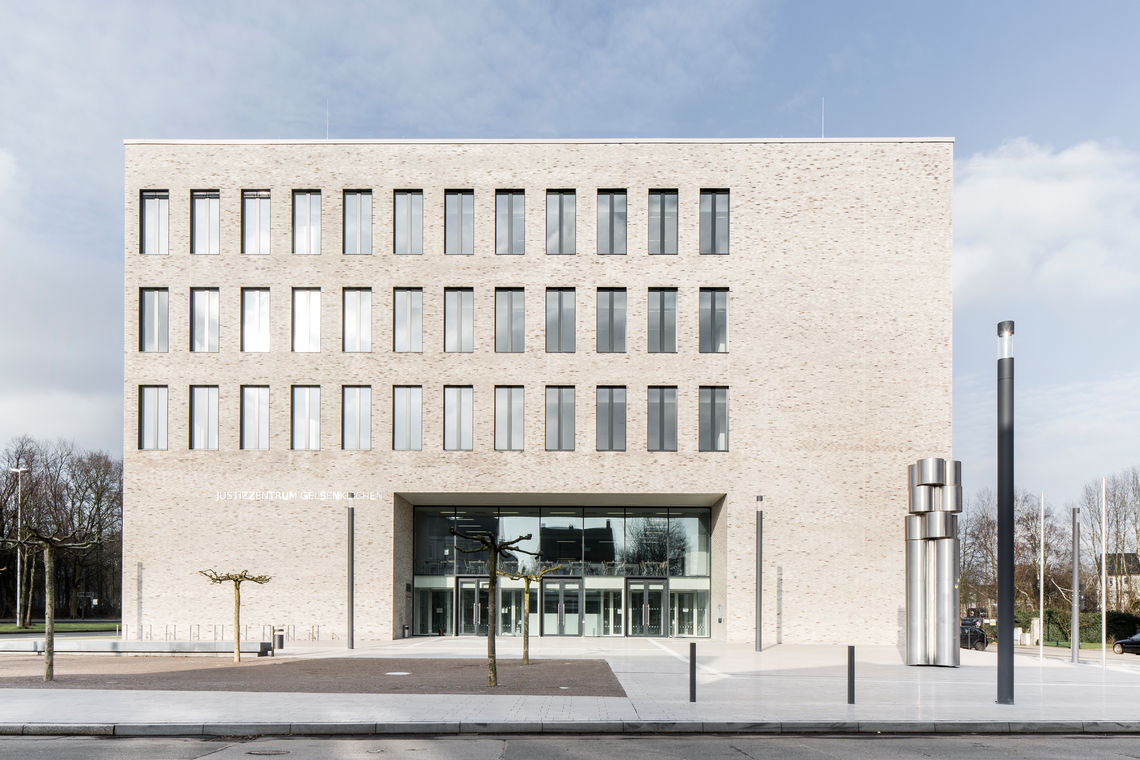 Buitenaanzicht van de gevel van het justitiële centrum van Gelsenkirchen