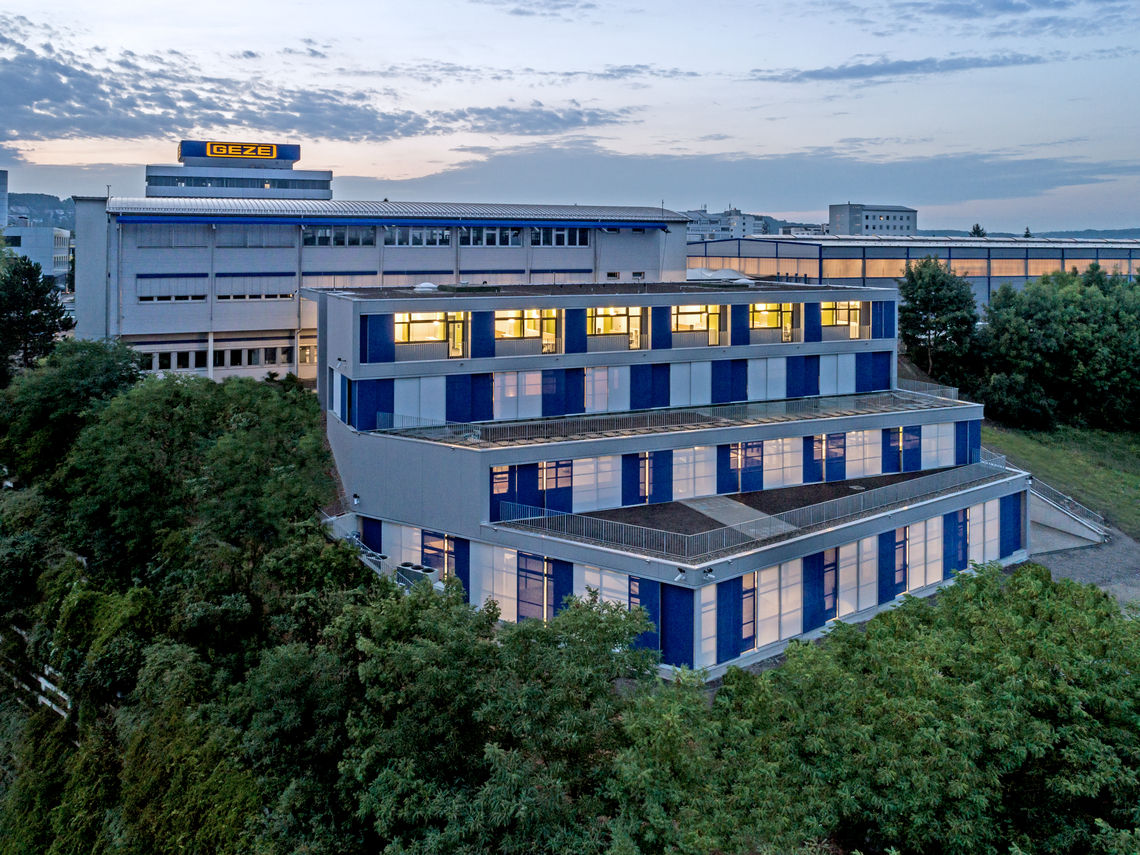 Le plus gros investissement individuel dans ce domaine à ce jour : GEZE a investi 13 millions d’euros dans un centre de développement intelligent, et augmente considérablement sa capacité de recherche et développement grâce à ce bâtiment intelligent.