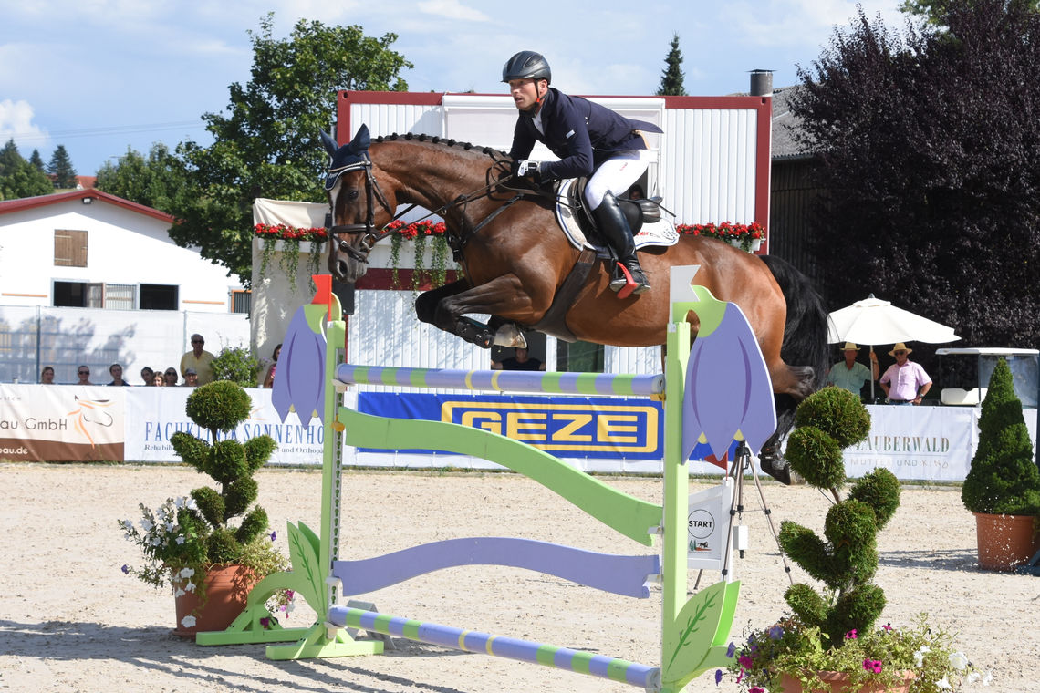 High-class showjumping at the summer tournament: GEZE GmbH has sponsored the Waldachtal Prize for many years now.