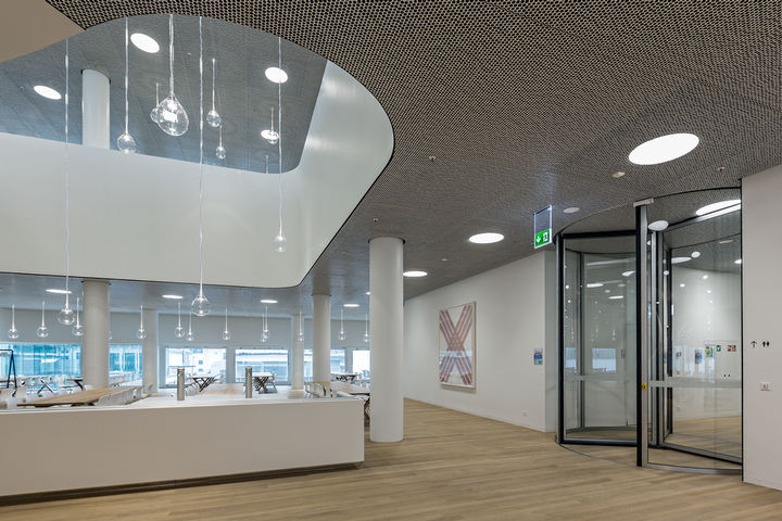 Optimal use of daylight: restaurant entrance in the Roche Tower.