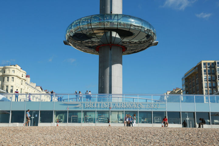 British Airways i360 зі скляним фасадом, вигляд ззовні.