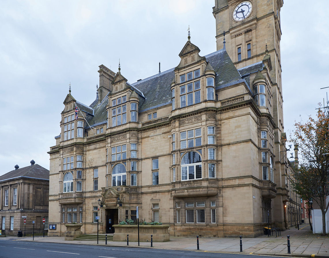 GEZE heeft het stadhuis van Wakefield uitgerust met ultramoderne brandwerende deuren.