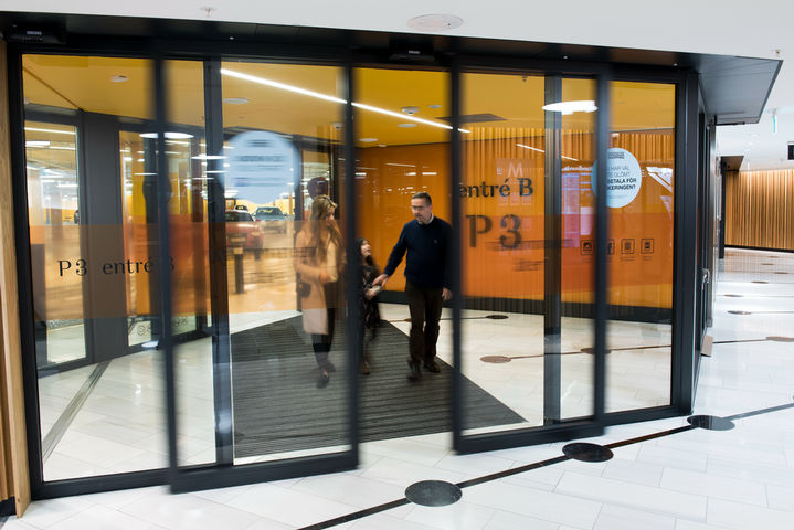 Apparence discrète, fonctionnalité supérieure : portes automatiques à l’entrée du niveau parking du Mall of Scandinavia.