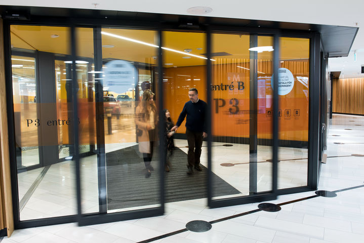 Onopvallende verschijning, superieure functionaliteit: automatische deuren in de entree van het parkeerniveau van de Mall of Scandinavia.