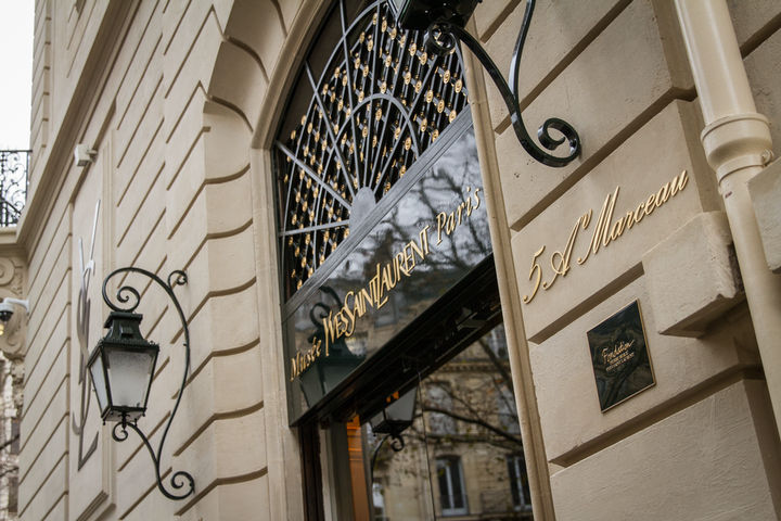 Door comfort with a complementary design: automatic sliding doors in historic Parisian urban architecture