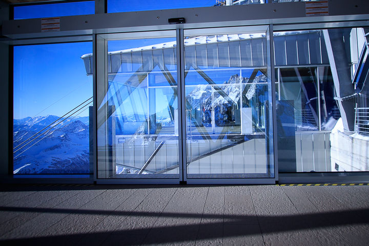 Une vue impressionnante avec les techniques de portes et de fenêtres de GEZE